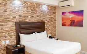 Bayside Hotel 100 Pixley Kaseme Street (West Street)